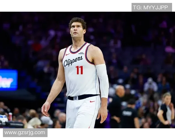 布鲁克洛佩斯:从NBA巨星到篮球战术的智慧象征 布鲁克洛佩斯:从NBA巨星到篮球战术的智慧象征